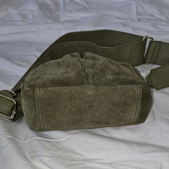 ASOS DESIGN suede multi pocket camera crossbody bag in khaki-Green - Picture 8 of 8